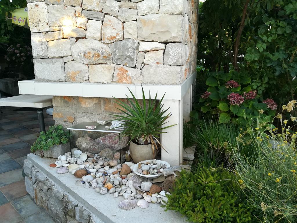 Apartment Neno - Terrace & Parking Veli Losinj Exterior photo