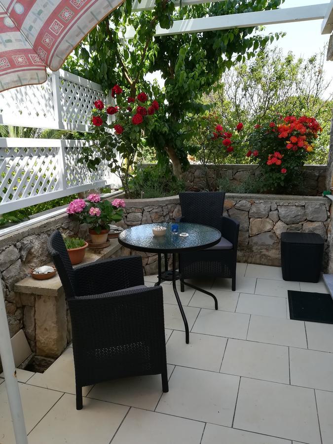 Apartment Neno - Terrace & Parking Veli Losinj Exterior photo