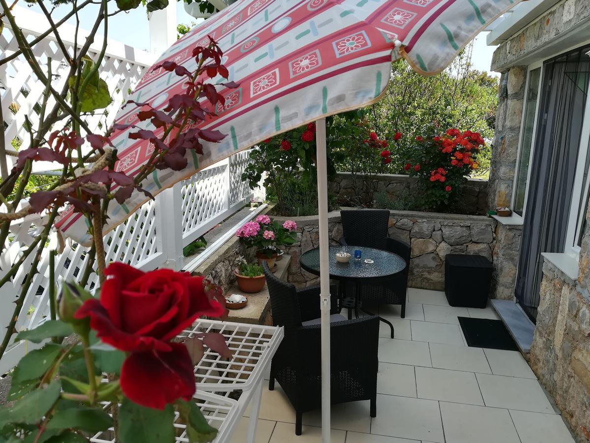 Apartment Neno - Terrace & Parking Veli Losinj Exterior photo