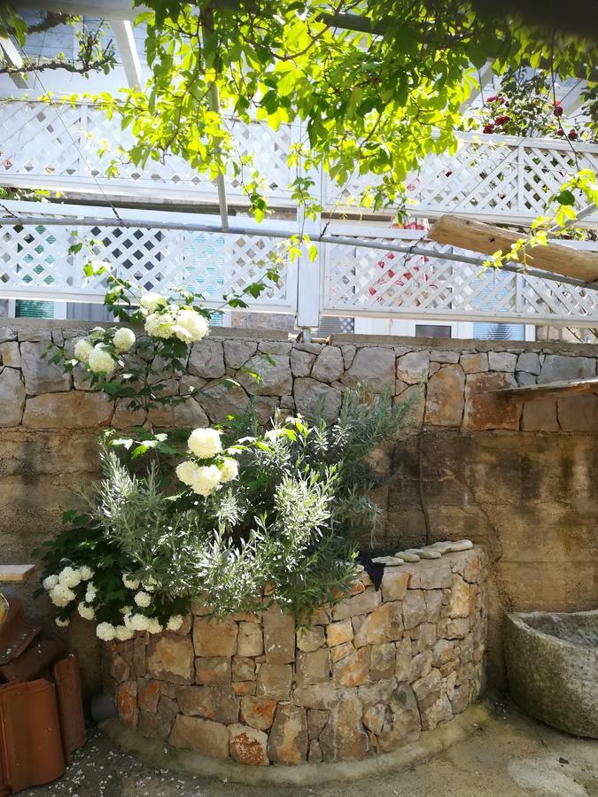 Apartment Neno - Terrace & Parking Veli Losinj Exterior photo